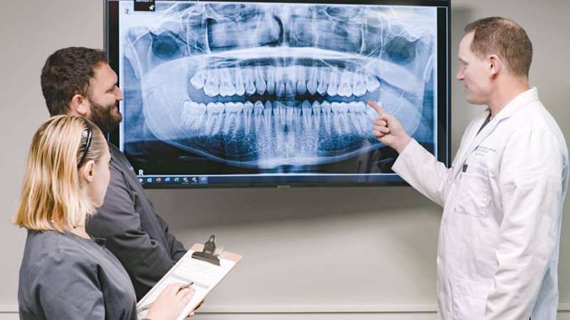 تاثیر دندانپزشک ایمپلنت بر جراحی ایمپلنت موفقیت آمیز