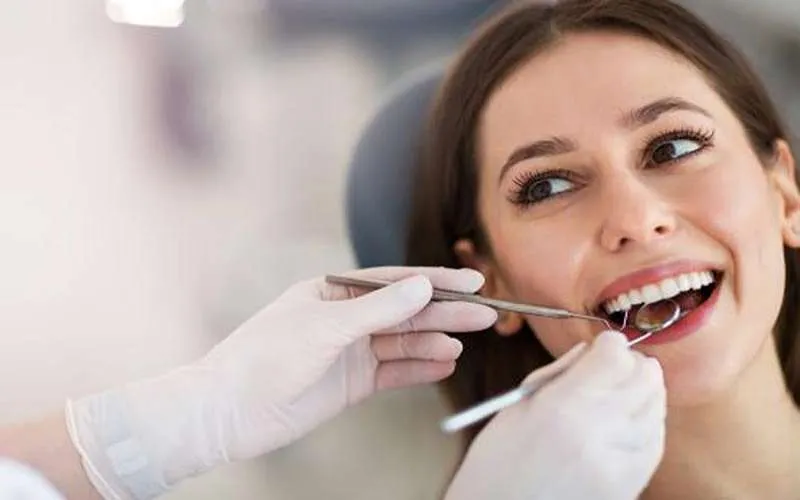 انتخاب بهترین متخصص برای دندان متحرک جلو 
